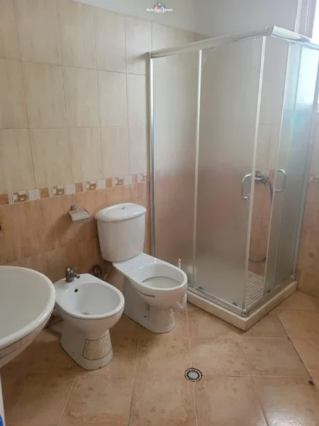 Tirane, shes Vile 3+1 Kati 1, 135 m² 300.000 € (kashar)