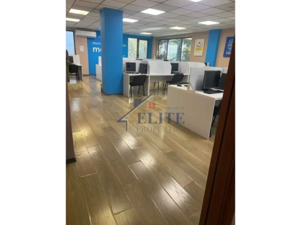 Tirane, jepet me qera zyre Kati 2, 280 m² 3.500 € (9 Kateshet)