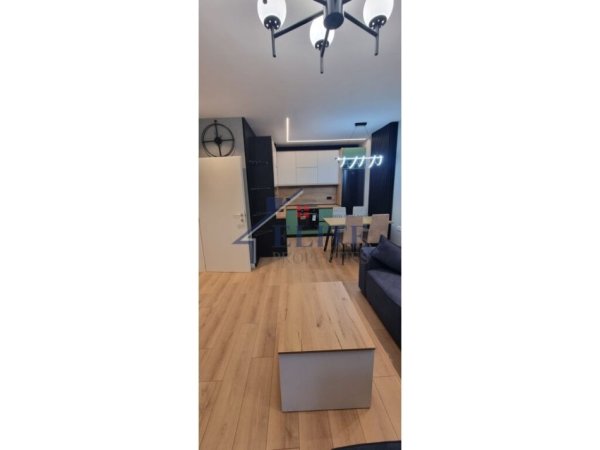 Tirane, jepet me qera apartament 2+1 Kati 5, 84 m² 600 € (Laprake)