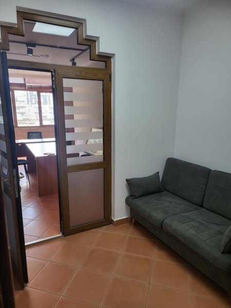 Tirane, jepet me qera zyre Kati 6, 70 m² 600 € (Stacioni i Trenit)