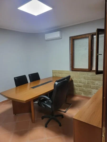 Tirane, jepet me qera zyre Kati 6, 70 m² 600 € (Stacioni i Trenit)