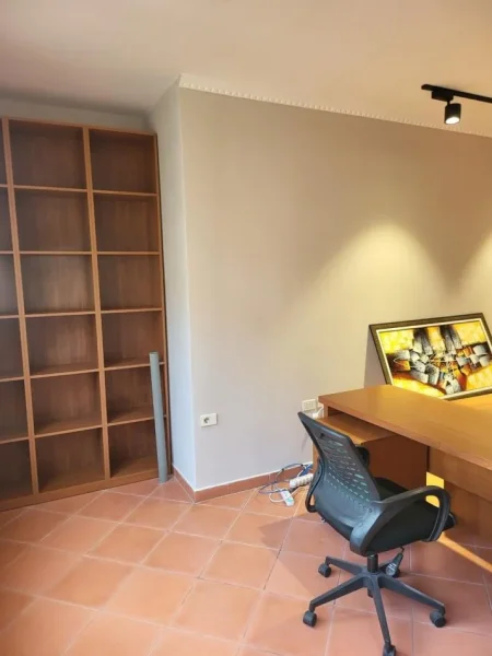 Tirane, jepet me qera zyre Kati 6, 70 m² 600 € (Stacioni i Trenit)