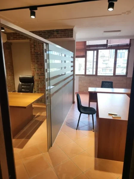 Tirane, jepet me qera zyre Kati 6, 70 m² 600 € (Stacioni i Trenit)