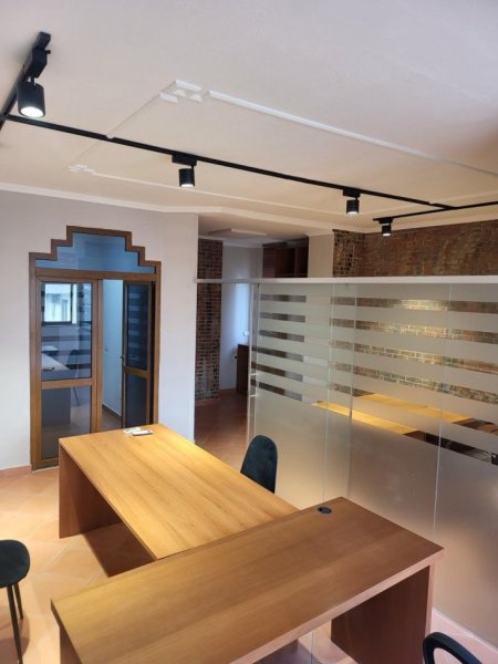 Tirane, jepet me qera zyre Kati 6, 70 m² 600 € (Stacioni i Trenit)