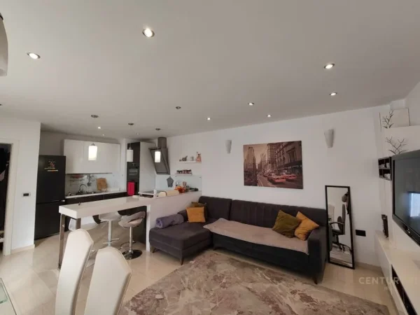 Tirane, jepet me qera apartament 2+1 Kati 9, 93 m² 800 € (Myslym shyri)