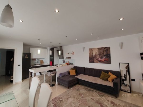 Tirane, jepet me qera apartament 2+1 Kati 9, 93 m² 800 € (Myslym shyri)