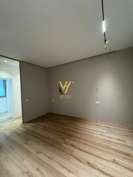 Tirane, jepet me qera zyre Kati 1, 80 m² 1.700 € (VASIL SHANTO)