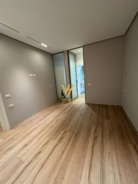 Tirane, jepet me qera zyre Kati 1, 80 m² 1.700 € (VASIL SHANTO)