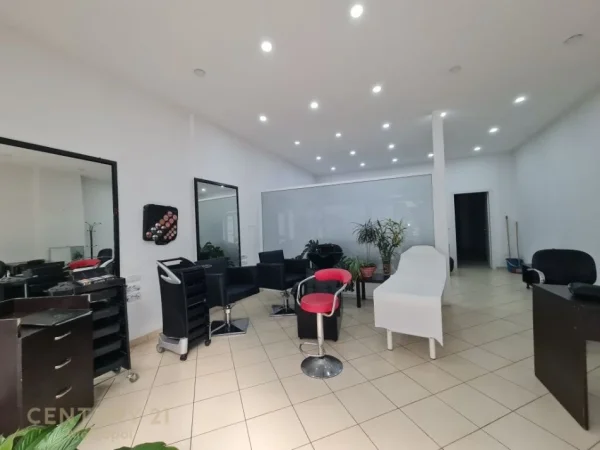 Tirane, shitet dyqan Kati 0, 98 m² 217.000 € (Yzberisht)