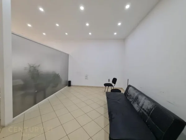 Tirane, shitet dyqan Kati 0, 98 m² 217.000 € (Yzberisht)