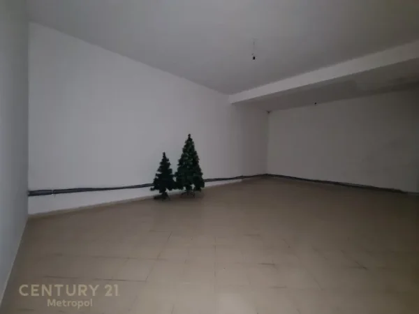 Tirane, shitet dyqan Kati 0, 98 m² 217.000 € (Yzberisht)