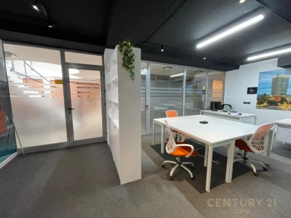 Tirane, jepet me qera zyre Kati 1, 72 m² 1.250 € (Pazari i ri)