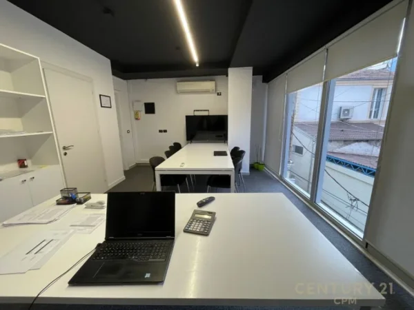 Tirane, jepet me qera zyre Kati 1, 72 m² 1.250 € (Pazari i ri)