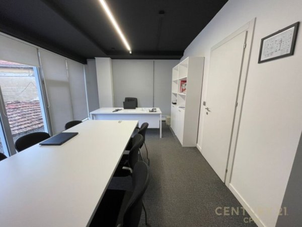 Tirane, jepet me qera zyre Kati 1, 72 m² 1.250 € (Pazari i ri)