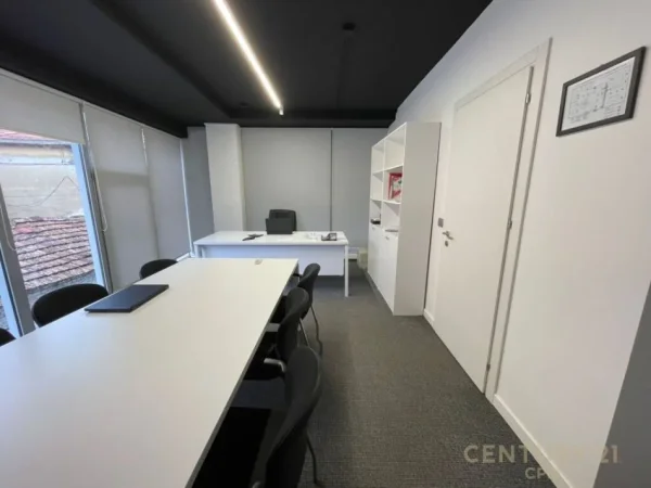 Tirane, jepet me qera zyre Kati 1, 72 m² 1.250 € (Pazari i ri)