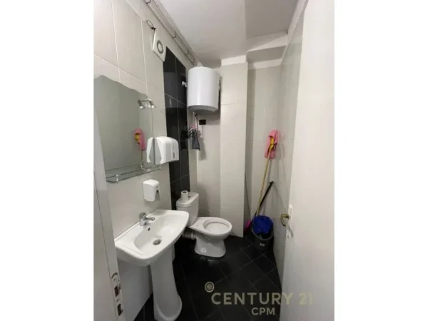 Tirane, jepet me qera zyre Kati 1, 72 m² 1.250 € (Pazari i ri)