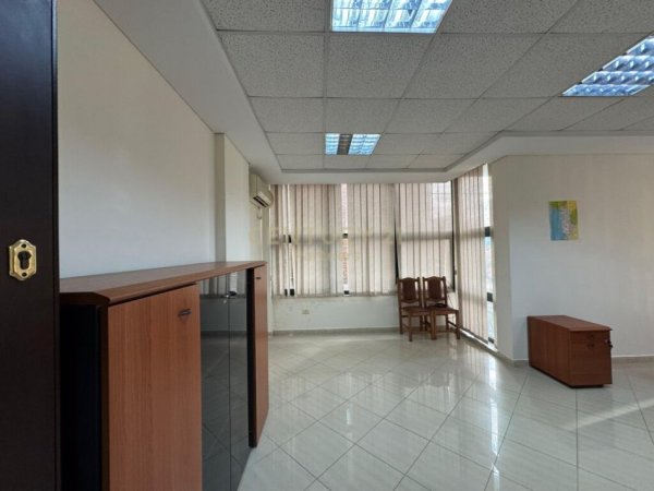 Tirane, jepet me qera ambjent biznesi Kati 1, 30 m² 300 € (Rruga e dibres)