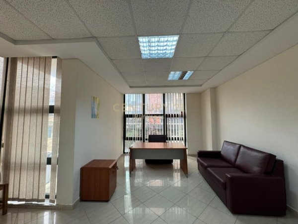 Tirane, jepet me qera ambjent biznesi Kati 1, 30 m² 300 € (Rruga e dibres)