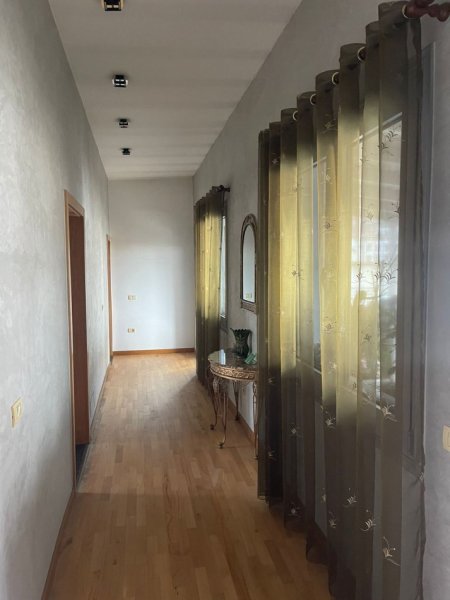 Tirane, jepet me qera Vile 2 Katshe Kati 1, 240 m² 1.350 € (JORDAN MISJA)