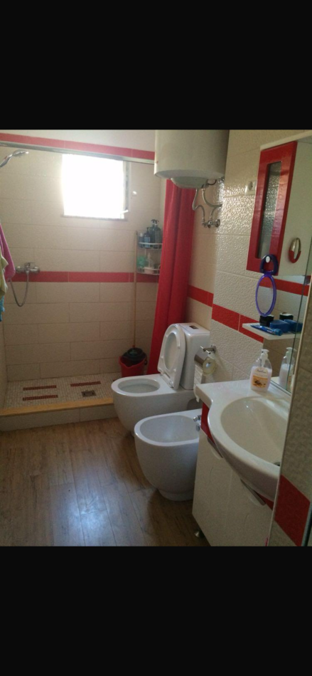 Tirane, ndarje qeraje apartament 3+1 Kati 4, 100 m² 200 € (sander prosi)
