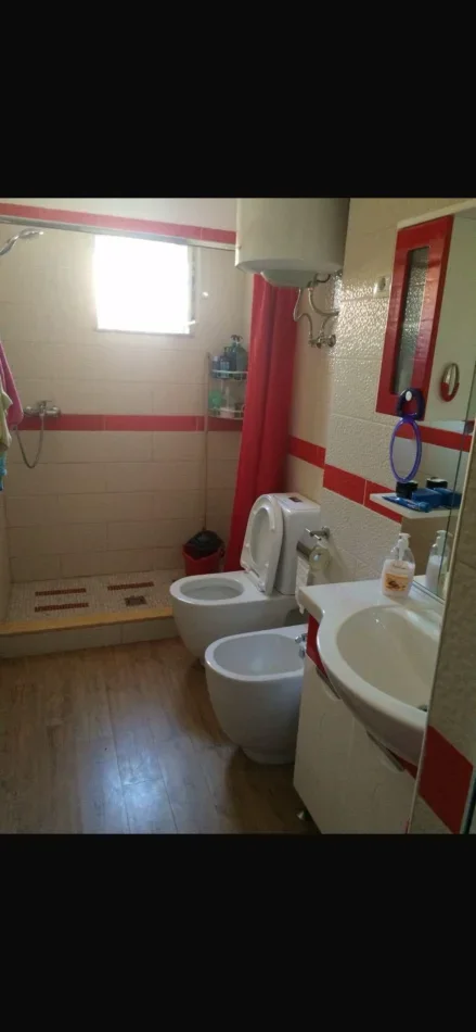 Tirane, ndarje qeraje apartament 3+1 Kati 4, 100 m² 200 € (sander prosi)