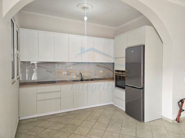 Tirane, jepet me qera apartament 2+1 Kati 2, 100 m² 350 € (Dpot e Ujit afer Farkes)
