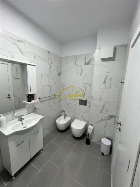 Tirane, jepet me qera apartament 1+1 Kati 2, 70 m² 750 € (KOMUNA E PARISIT)