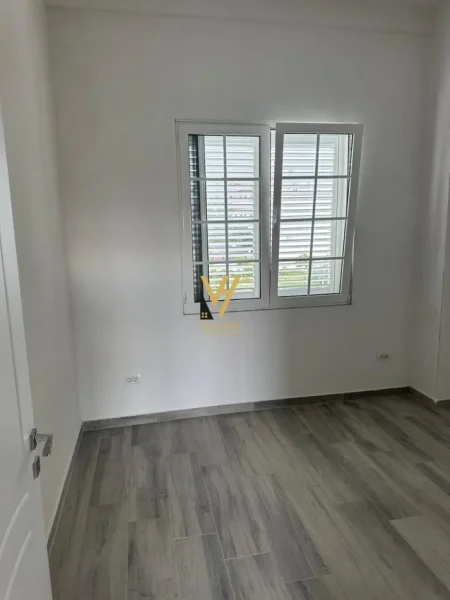 Tirane, jepet me qera ambjent biznesi Kati 3, 220 m² 5.000 € (PASKUQAN)
