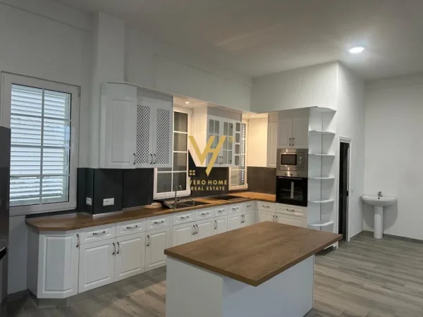 Tirane, jepet me qera ambjent biznesi Kati 3, 220 m² 5.000 € (PASKUQAN)