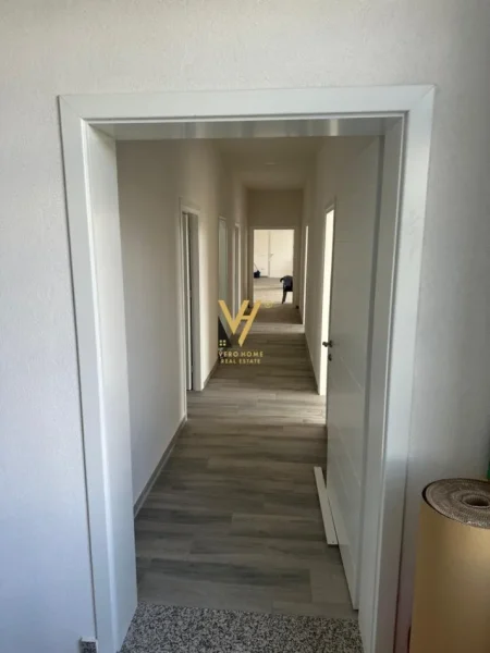 Tirane, jepet me qera ambjent biznesi Kati 3, 220 m² 5.000 € (PASKUQAN)