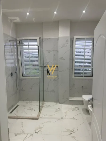 Tirane, jepet me qera ambjent biznesi Kati 3, 220 m² 5.000 € (PASKUQAN)