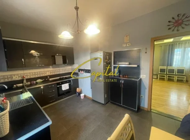 Tirane, jepet me qera apartament 2+1 Kati 2, 240 m² 1.350 € (BULEVARDI I RI)