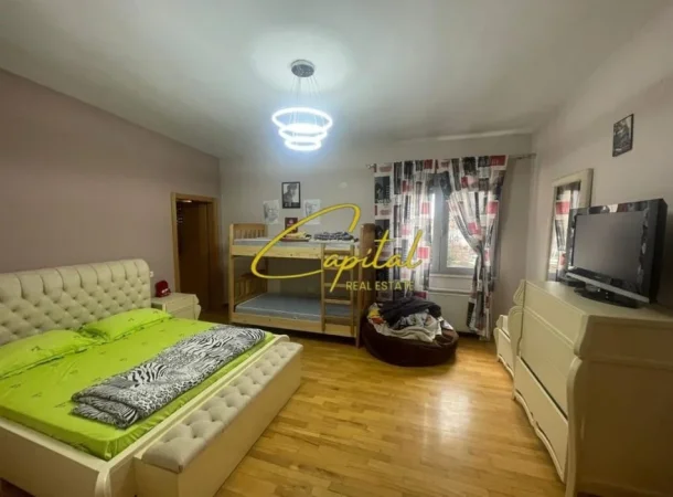 Tirane, jepet me qera apartament 2+1 Kati 2, 240 m² 1.350 € (BULEVARDI I RI)