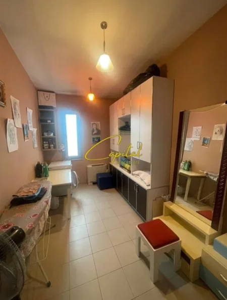 Tirane, jepet me qera apartament 2+1 Kati 2, 240 m² 1.350 € (BULEVARDI I RI)