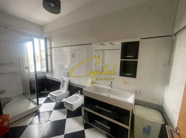 Tirane, jepet me qera apartament 2+1 Kati 2, 240 m² 1.350 € (BULEVARDI I RI)