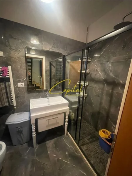 Tirane, jepet me qera apartament 2+1 Kati 2, 240 m² 1.350 € (BULEVARDI I RI)