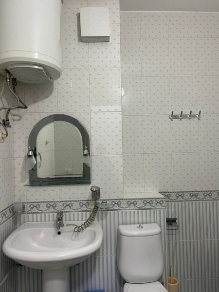 Tirane, jepet me qera apartament 1+1+Ballkon Kati 5, 65 m² 550 € (Sheshi Avni Rustemi)