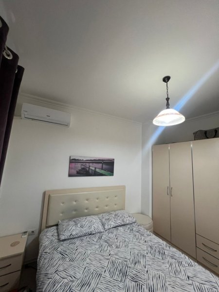 Tirane, jepet me qera apartament 1+1+Ballkon Kati 5, 65 m² 550 € (Sheshi Avni Rustemi)