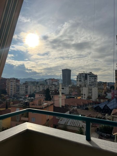 Tirane, jepet me qera apartament 1+1+Ballkon Kati 5, 65 m² 550 € (Sheshi Avni Rustemi)