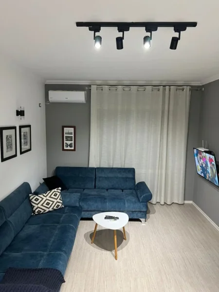 Tirane, jepet me qera apartament 1+1+Ballkon Kati 4, 57 m² 600 € (qender, pazari i ri)