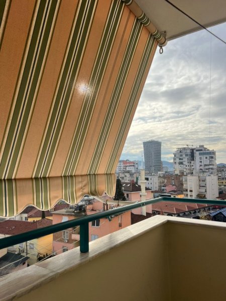 Tirane, jepet me qera apartament 1+1+Ballkon Kati 4, 57 m² 600 € (qender, pazari i ri)