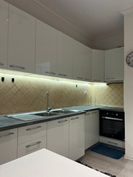 Tirane, jepet me qera apartament 1+1+Ballkon Kati 4, 57 m² 600 € (qender, pazari i ri)