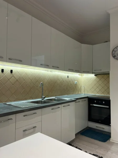 Tirane, jepet me qera apartament 1+1+Ballkon Kati 4, 57 m² 600 € (qender, pazari i ri)
