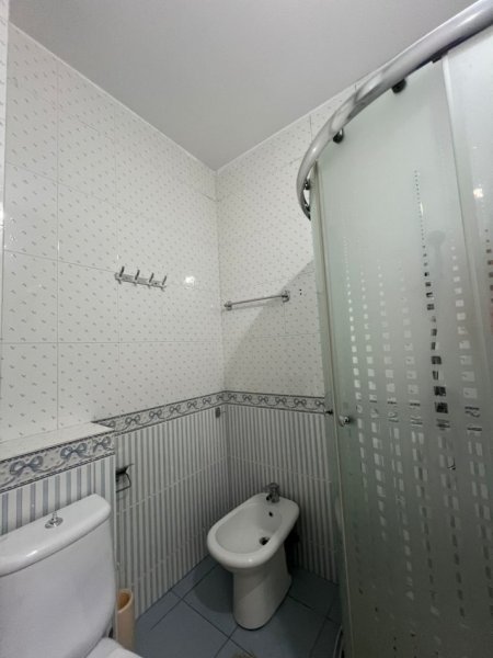 Tirane, jepet me qera apartament 1+1+Ballkon Kati 4, 57 m² 600 € (qender, pazari i ri)