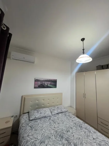 Tirane, jepet me qera apartament 1+1+Ballkon Kati 4, 57 m² 600 € (qender, pazari i ri)