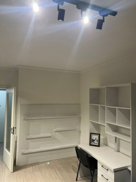 Tirane, jepet me qera apartament 1+1+Ballkon Kati 4, 57 m² 600 € (qender, pazari i ri)