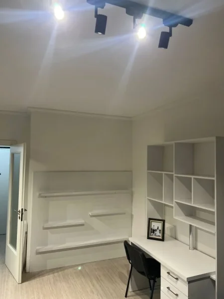 Tirane, jepet me qera apartament 1+1+Ballkon Kati 4, 57 m² 600 € (qender, pazari i ri)