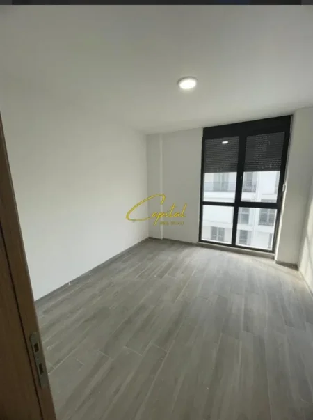 Tirane, jepet me qera zyre Kati 3, 120 m² 450 € (RRUGA 5 MAJI)