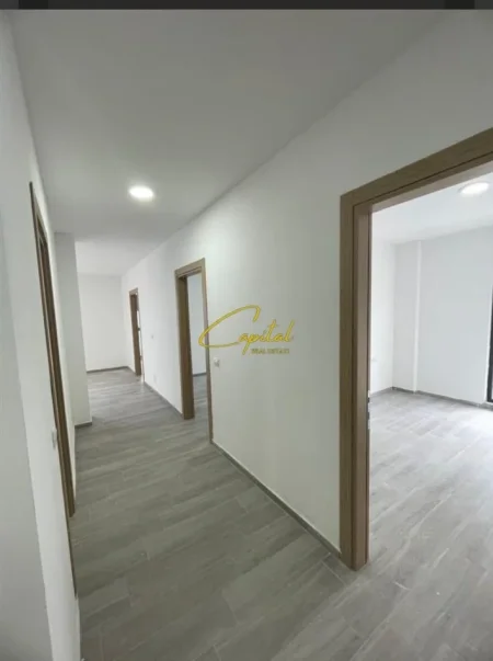 Tirane, jepet me qera zyre Kati 3, 120 m² 450 € (RRUGA 5 MAJI)