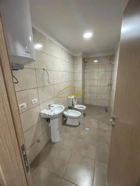 Tirane, jepet me qera zyre Kati 3, 120 m² 450 € (RRUGA 5 MAJI)